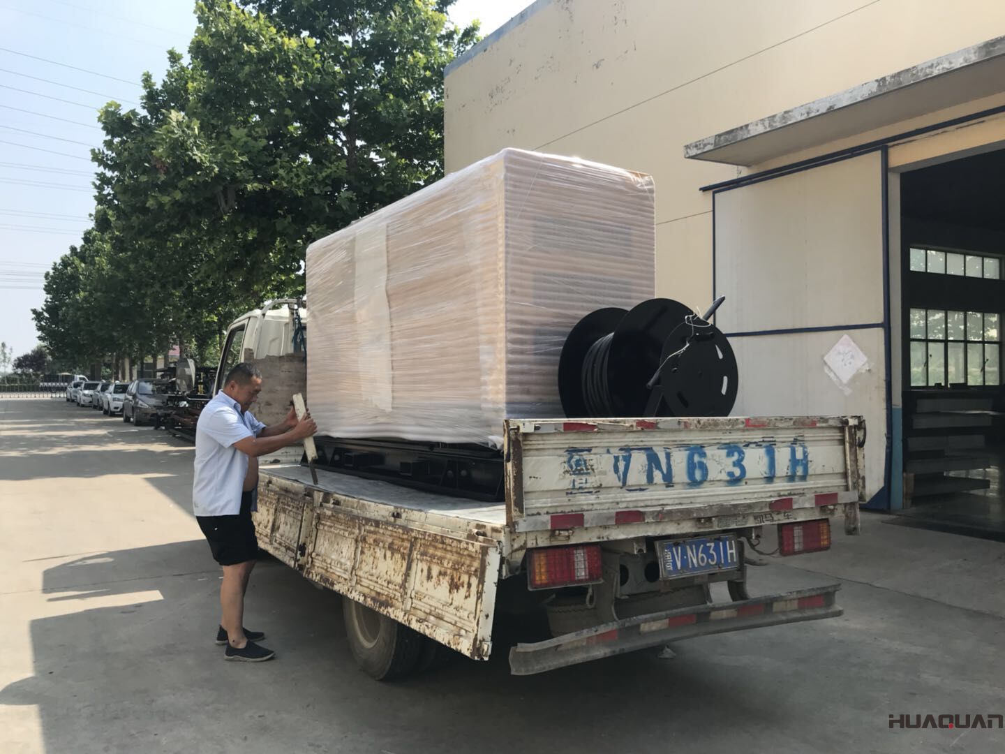 一臺30kw靜音箱柴油發(fā)電機(jī)組于10月21日從華全動力順利發(fā)往“天府之國”四川