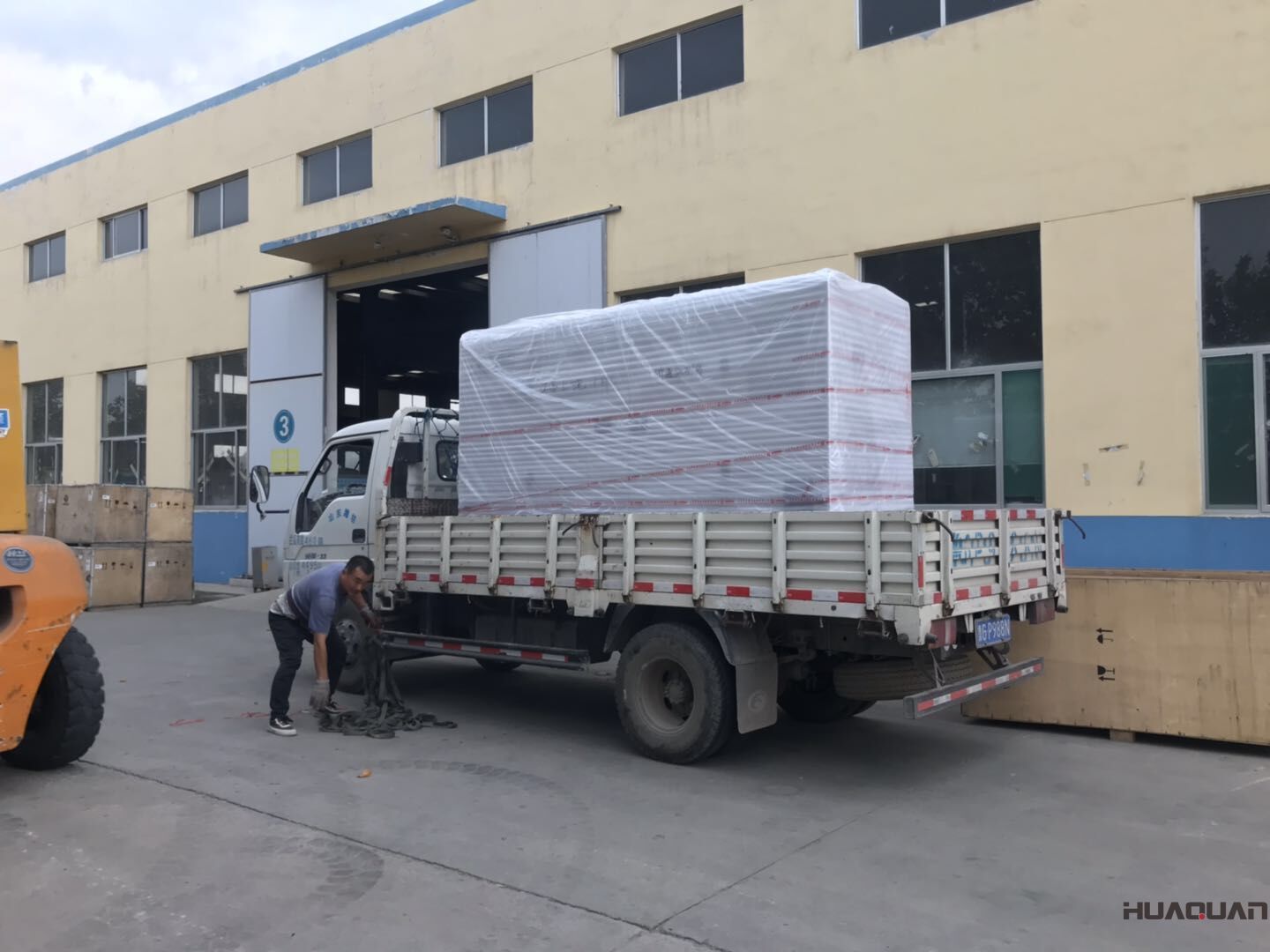 一臺30kw靜音箱柴油發(fā)電機(jī)組于10月22日從華全動力順利發(fā)往山東煙臺