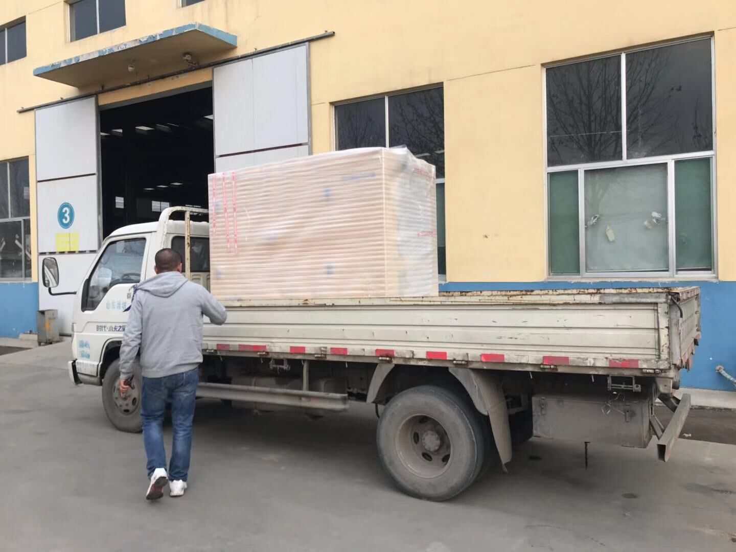 山東省郭先生從華全動力采購的一臺24kw靜音型柴油發電機組已于12月1日成功發往目的地