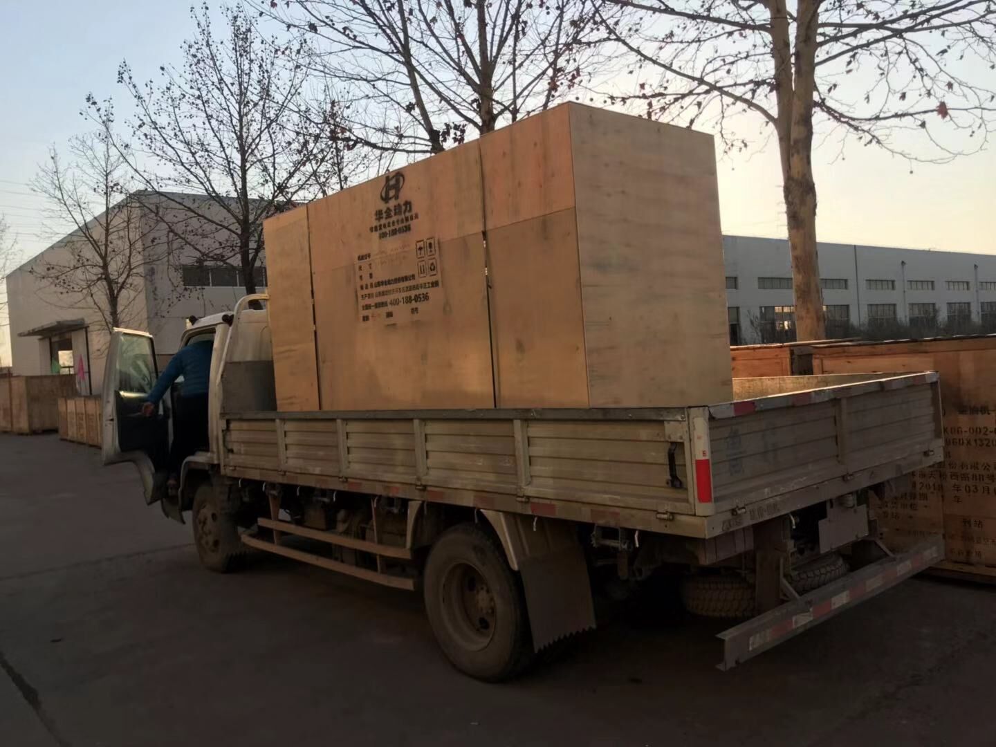 路先生從華全動力采購的一臺300kw立柜四保護柴油發電機組已于12月4日成功發往山東省
