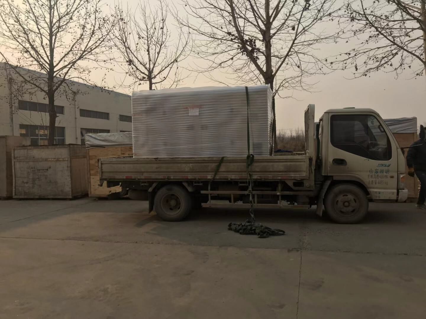 1月2日，江蘇陳先生從華全動(dòng)力采購的一臺(tái)35kw靜音箱柴油發(fā)電機(jī)組成功發(fā)往目的地