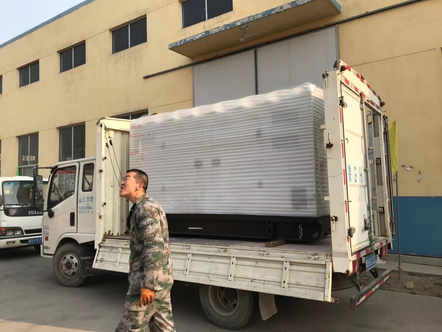 華全動(dòng)力一臺(tái)160kw的靜音箱柴油發(fā)電機(jī)組于1月3日成功發(fā)往江蘇省